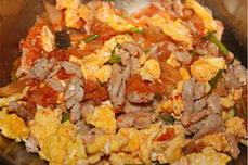 韩式蛋炒饭,将鸡蛋、泡菜、肉丝、<a style='color:red;display:inline-block;' href='/shicai/ 3250'>葱</a>花在锅内一起翻炒入味,倒入加热好的隔夜饭翻炒