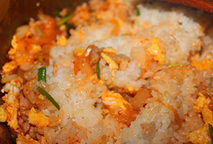韩式蛋炒饭,倒入泡菜汁,搅拌均匀,最后调味