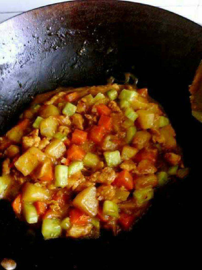 咖喱鸡肉饭,咖喱块融化后再开火,小火炖煮5分钟至咖喱呈糊状(太稠就加点开水),最后放<a style='color:red;display:inline-block;' href='/shicai/ 54'>黄瓜</a>丁,翻炒