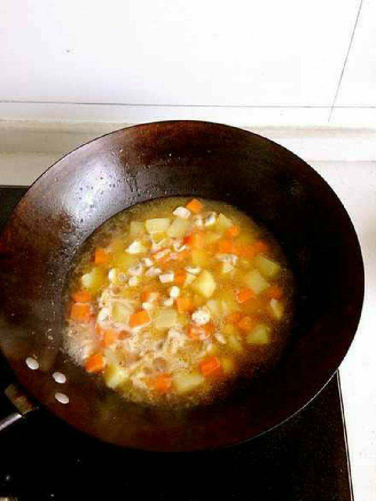 咖喱鸡肉饭,加水没过材料,大火煮开后撇去浮末,转中火焖10分钟。
