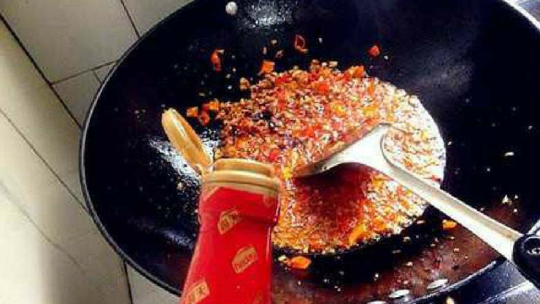 酱爆香干,再放入腌好的肉沫一边炒至肉沫变色儿，加入一大勺老干妈豆鼓酱，再加入适量<a style='color:red;display:inline-block;' href='/shicai/ 762'>老抽</a>煸炒。