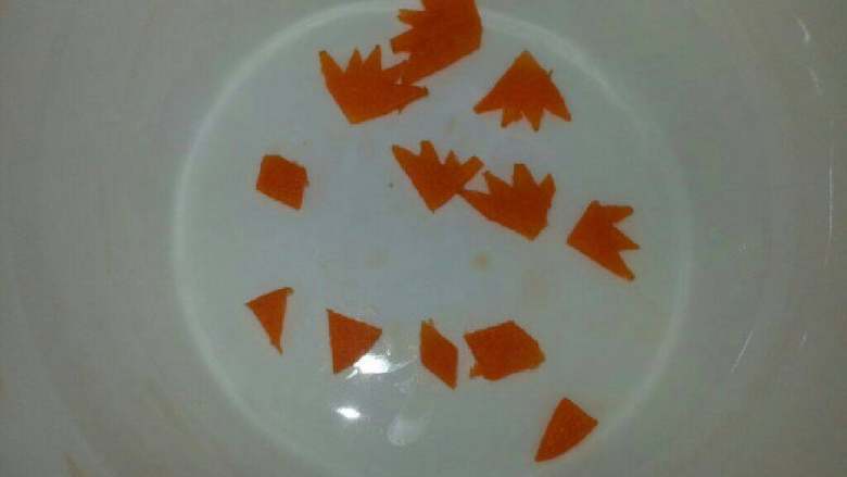 小鸡仔便当,材料:将红<a style='color:red;display:inline-block;' href='/shicai/ 24'>萝卜</a>剪成嘴与冠头。(这是熟的)