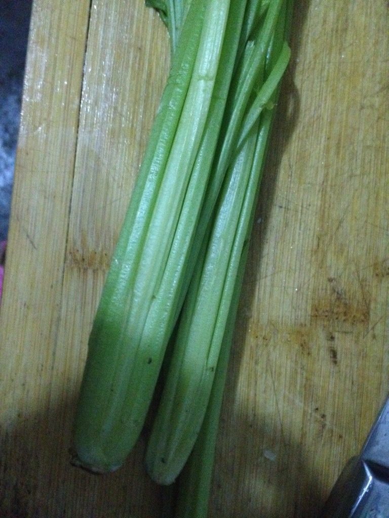 清炒芹菜,<a style='color:red;display:inline-block;' href='/shicai/ 125'>芹菜</a>去掉叶子