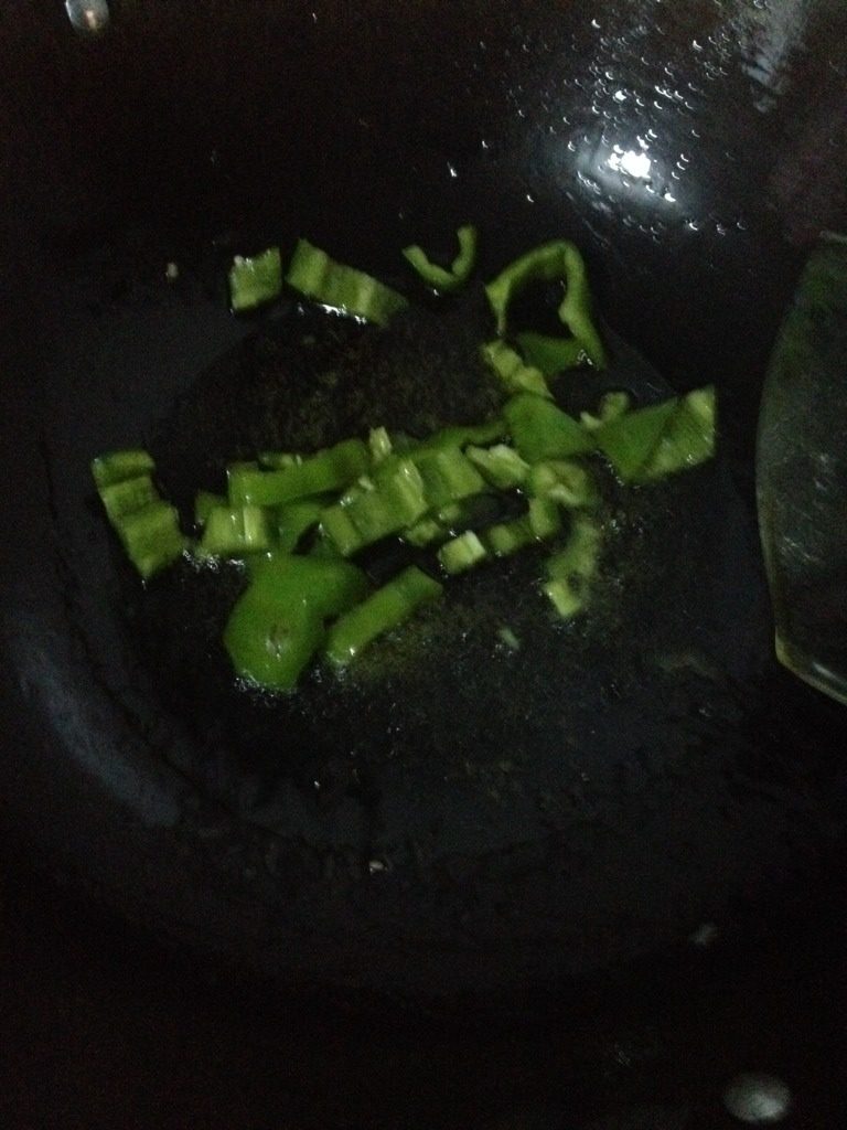 清炒芹菜,如图油热把青椒暴香放芹菜进去炒熟后最后加西红柿
