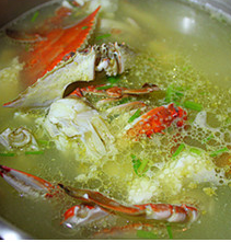 梭子蟹豆腐汤 ,再倒入内酯豆腐,煮开后,撒入大量胡椒粉,最后撒香菜,即可食用了