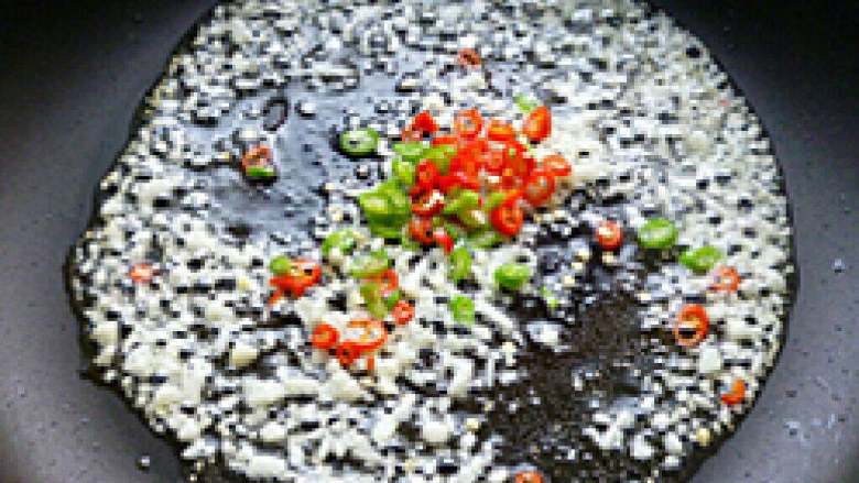 辣炒花蛤,锅凉油,爆香葱,姜,蒜,红干椒,