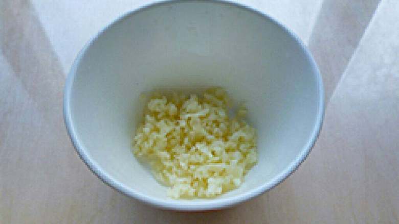 辣炒花蛤,洗干净的花蛤用盐开水煮熟,捞出沥干,葱切段,蒜和姜切片,辣椒斜切段