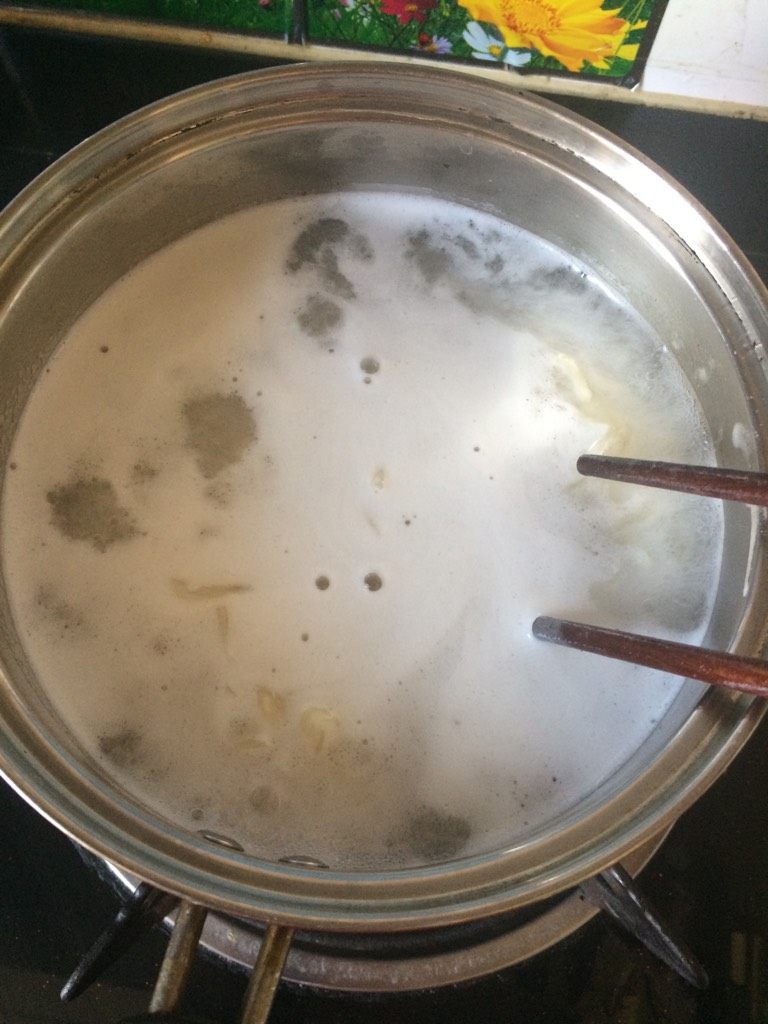 母亲节为妈妈做的美食：【羊肉时蔬炒面】,如图先将面条开水煮八成熟