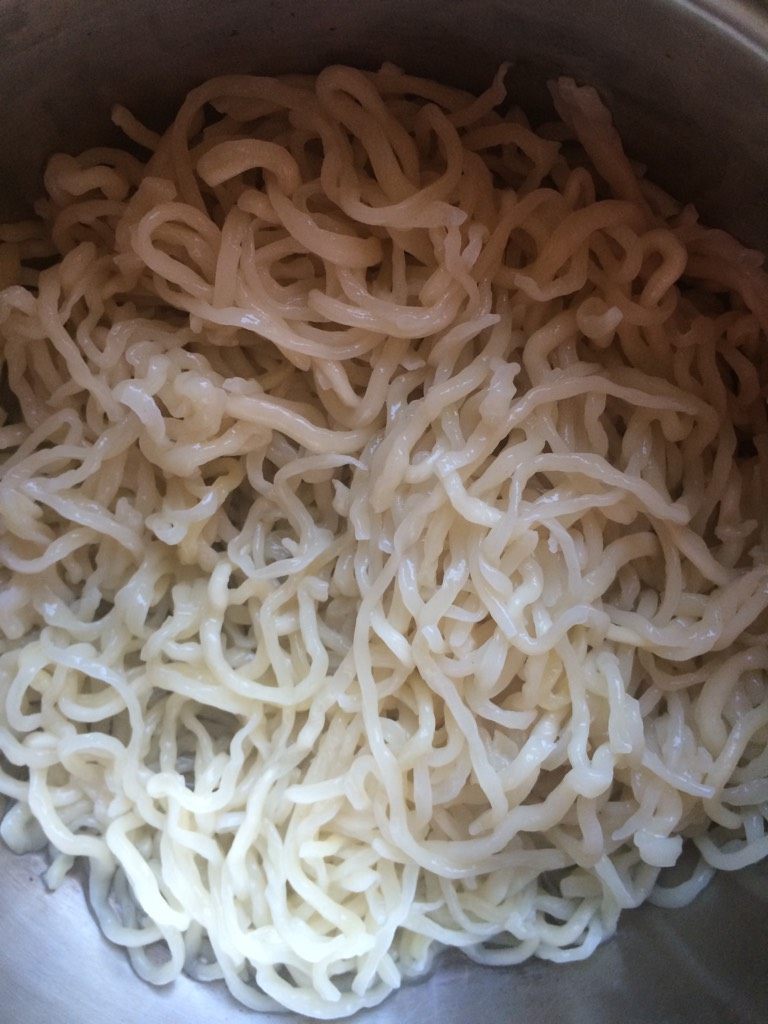 母亲节为妈妈做的美食：【羊肉时蔬炒面】,如图捞出过凉备用，也可拌入少许油，防止粘连