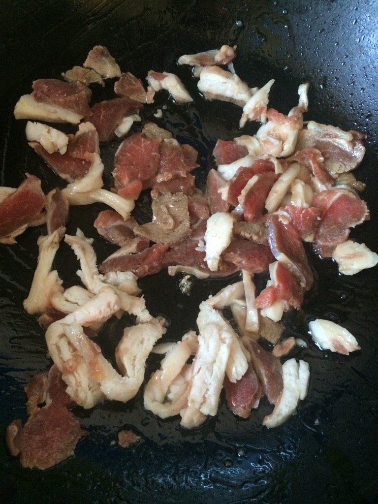 母亲节为妈妈做的美食：【羊肉时蔬炒面】,如图锅烧热倒入少许油润锅，下入羊肉翻炒
