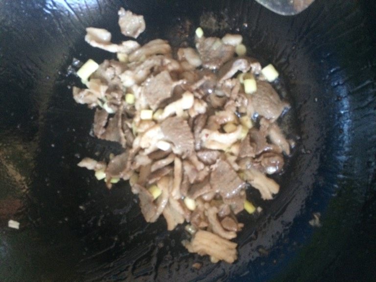母亲节为妈妈做的美食：【羊肉时蔬炒面】,如图待羊肉炒热，肉边发黄微焦下入葱花姜丝翻炒