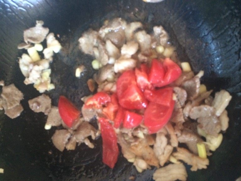 母亲节为妈妈做的美食：【羊肉时蔬炒面】,如图炒出香味后下入<a style='color:red;display:inline-block;' href='/shicai/ 3551'>西红柿</a>块
