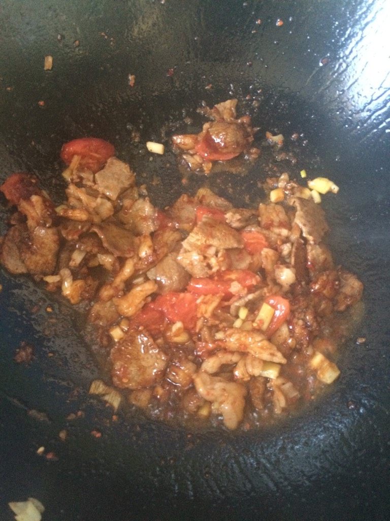 母亲节为妈妈做的美食：【羊肉时蔬炒面】,如图西红柿炒出红汤，加入少许酱油