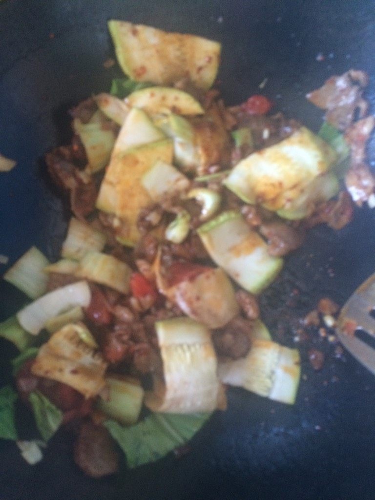 母亲节为妈妈做的美食：【羊肉时蔬炒面】,如图下去西葫芦瓜翻炒加入盐黑胡椒粉调味
