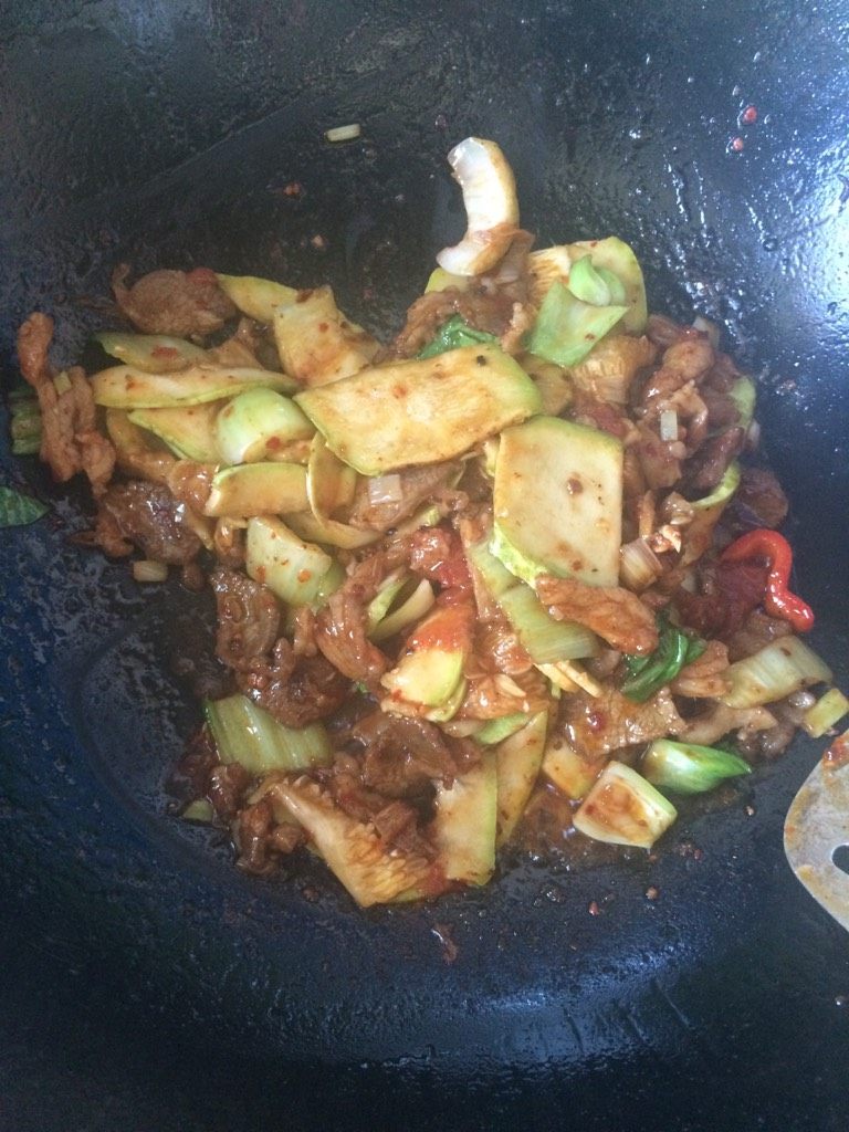 母亲节为妈妈做的美食：【羊肉时蔬炒面】,如图翻炒均匀，葫芦瓜九成熟