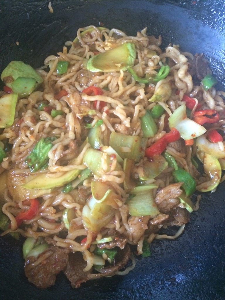 母亲节为妈妈做的美食：【羊肉时蔬炒面】,如图翻炒均匀，炒熟后装盘即可