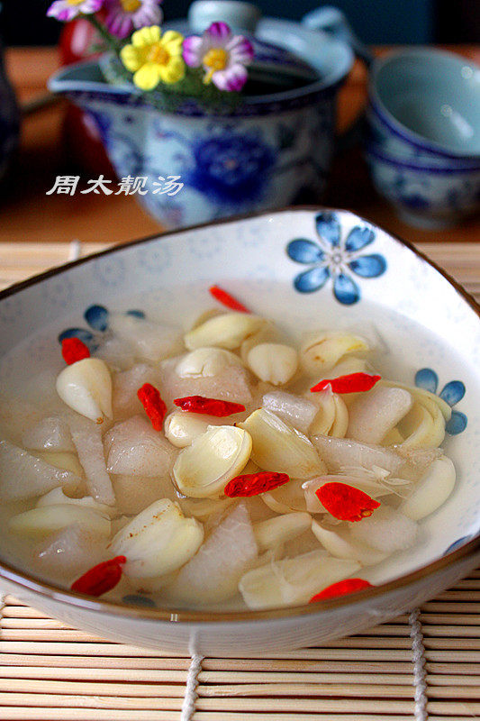 百合绿豆薏米粥,老鸭洗干净后飞水去除血水和杂质,洗干净后备用