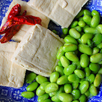 臭豆腐毛豆子,<a style='color:red;display:inline-block;' href='/shicai/ 794'>臭豆腐</a>用清水洗干净晾干，每一块可以切成四小块备用