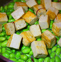 臭豆腐毛豆子,锅底留油，将洗干净的毛豆子倒入稍微翻炒一下，加少量清水和盐（臭豆腐含盐量较高，注意用盐量），将臭豆腐块搁在毛豆子上，煮开后小火慢煮，直到毛豆子酥软，即可出锅