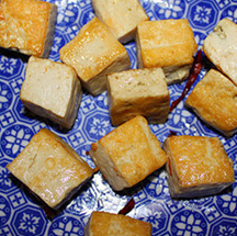 臭豆腐毛豆子,锅内倒油，将沥干水分的臭豆腐块和干辣椒一起稍作煎制，只需表面微黄即可捞出，喜欢吃油炸的也可以，但毕竟不健康