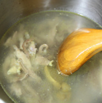 油豆腐老鸭细粉汤,<a style='color:red;display:inline-block;' href='/shicai/ 325'>老鸭</a>先下生姜炖成汤，等鸭子煮烂后剔出骨头，留下鸭肉和汤，做汤的时候不必取整只鸭肉和汤，可以一鸭多吃，所以吃多少用多少