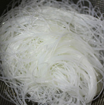 油豆腐老鸭细粉汤,<a style='color:red;display:inline-block;' href='/shicai/ 523'>粉丝</a>先泡软，再倒入汤内稍微煮一下，变透明后即可，撒<a style='color:red;display:inline-block;' href='/shicai/ 720'>胡椒粉</a>，加盐进行调味