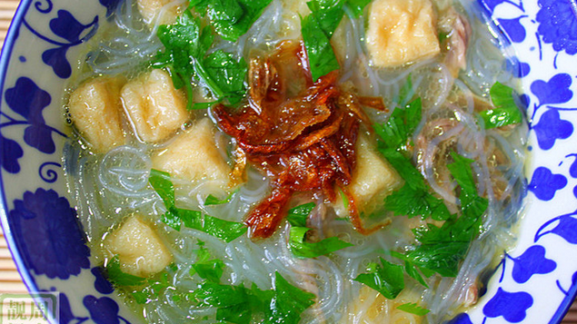 油豆腐老鸭细粉汤,最后撒入<a style='color:red;display:inline-block;' href='/shicai/ 131'>香菜</a>叶，也可以滴几滴辣油，就可以享用啦