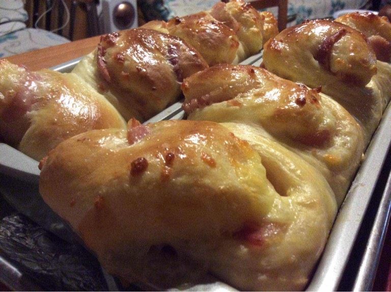 芝士培根吐司,烤箱预热8分钟，放入吐司盒，上下火200度，15分钟，就Ok啦。（10分钟时要加盖锡纸）