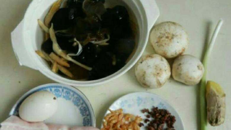 自制老北京打卤面,备好卤汁的食材!