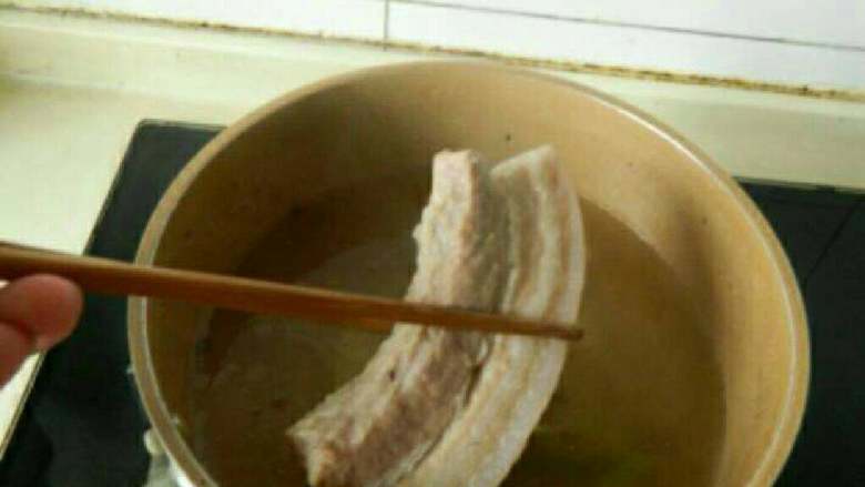 自制老北京打卤面,熟五花肉捞出冷凉,他汤中大料捞出不要,汤备用。