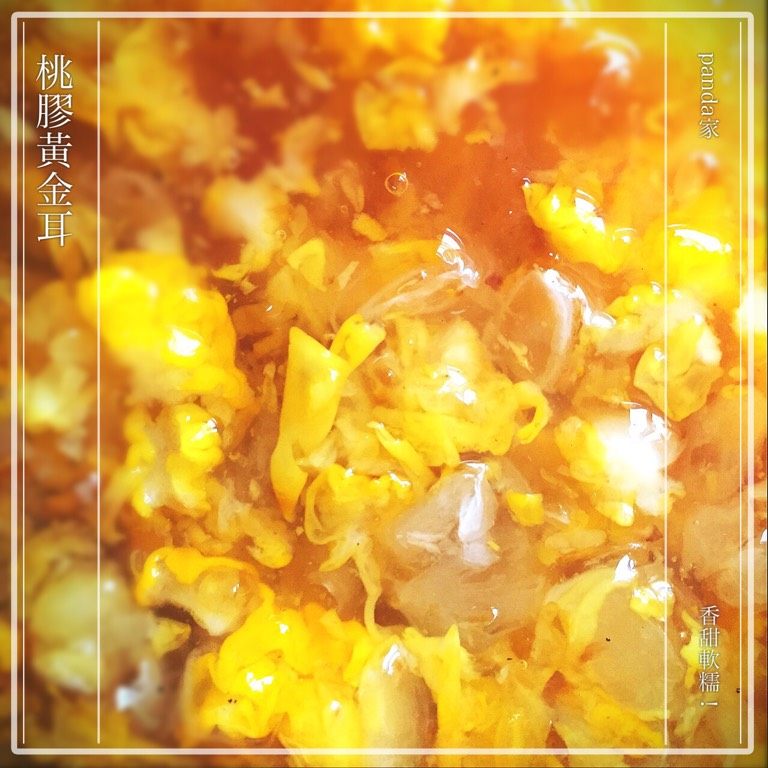 桃胶黄金耳,将泡发好的食材一起放入砂锅中，一次性加足量的水，大火烧开10分钟后改文火慢煲，40分钟即可！