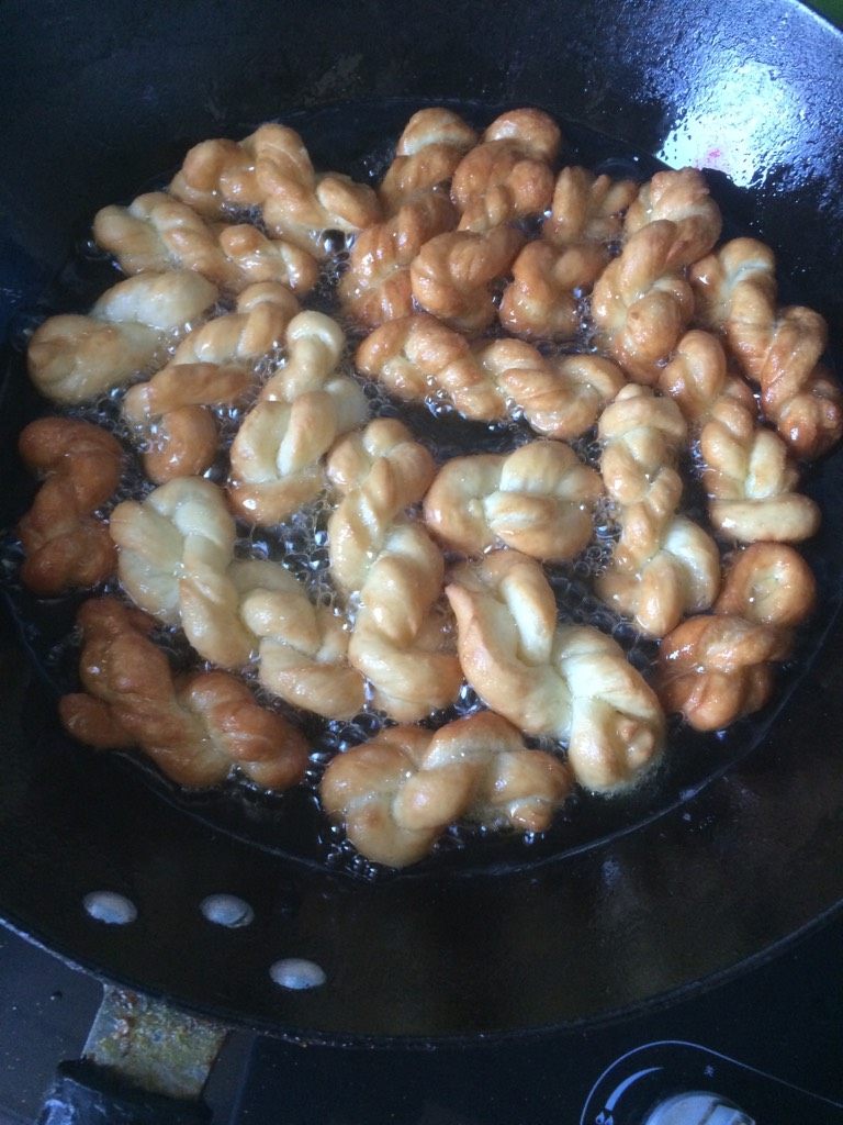 奶香小麻花,如图翻转麻花,让它受热均匀,颜色一致