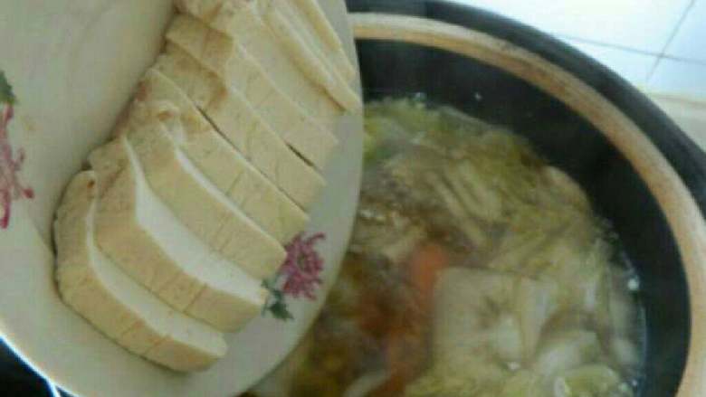 韩式炖年糕汤,放入豆腐。