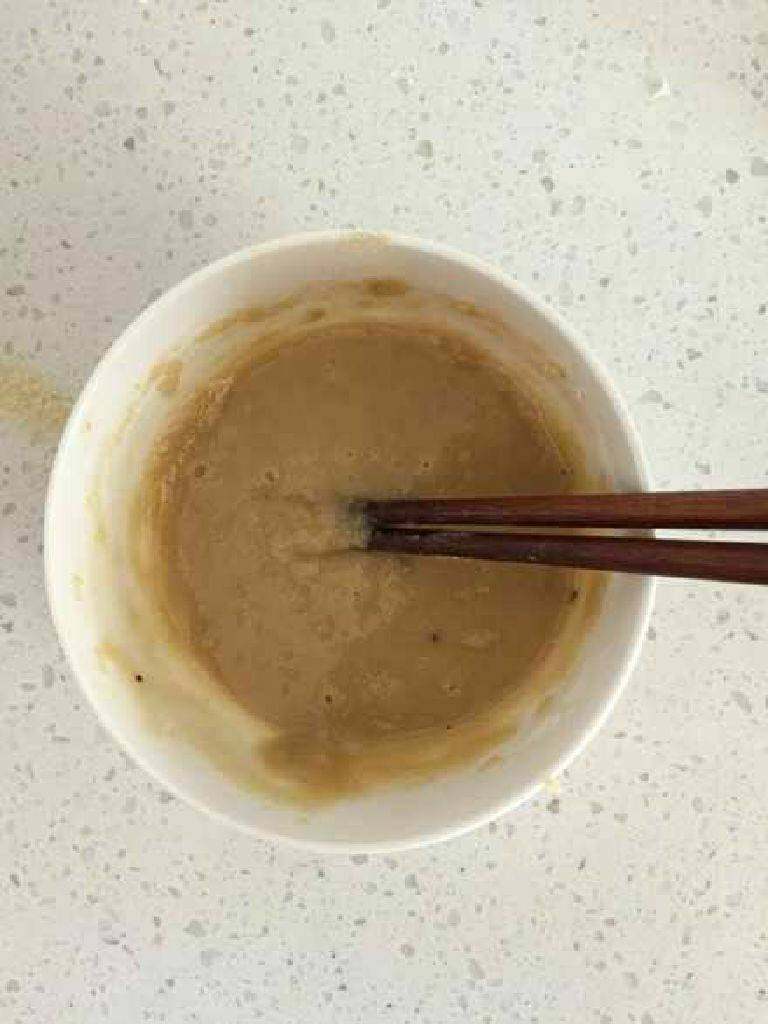 香椿香酥饼, 把面团揉成长条,分成了七等份,揉圆。