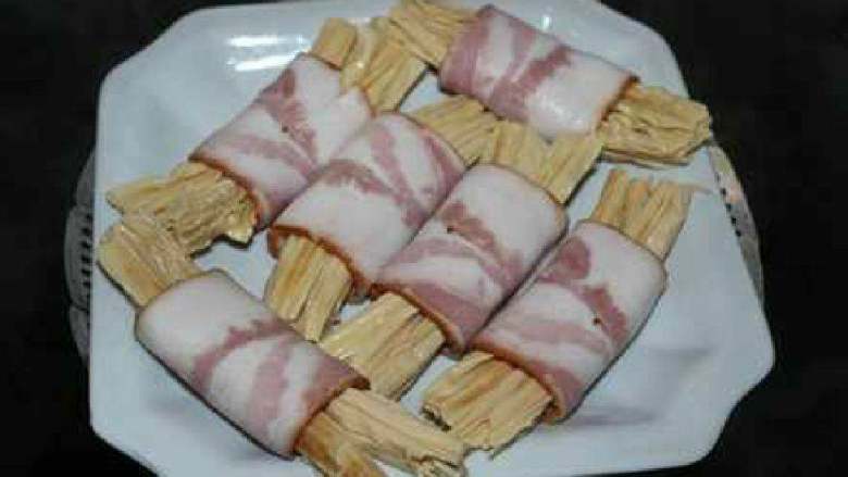 腐竹培根卷, 锅中放水煮开，放入腐竹培根卷蒸10分钟后出锅。