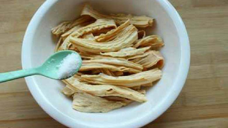 腐竹培根卷,<a style='color:red;display:inline-block;' href='/shicai/ 468'>腐竹</a>切断浸泡， <a style='color:red;display:inline-block;' href='/shicai/ 468'>腐竹</a>洗净放入碗中，放适量盐腌一下。
