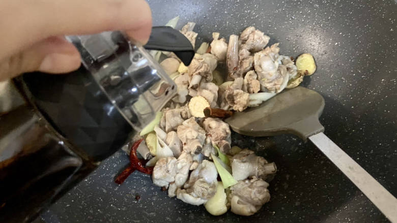 香菇烧鸭肉➕香菇山药烧鸭肉,加入一茶匙<a style='color:red;display:inline-block;' href='/shicai/ 762'>老抽</a>,翻炒上色