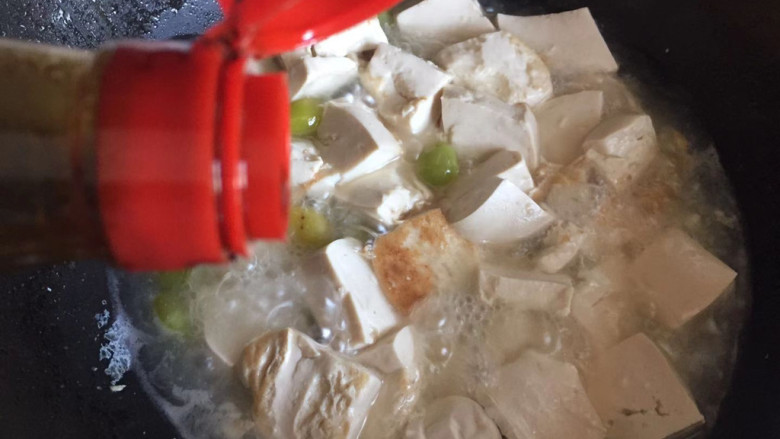 白果炖豆腐,少许<a style='color:red;display:inline-block;' href='/shicai/ 788'>生抽</a>,盖上盖焖煮一会