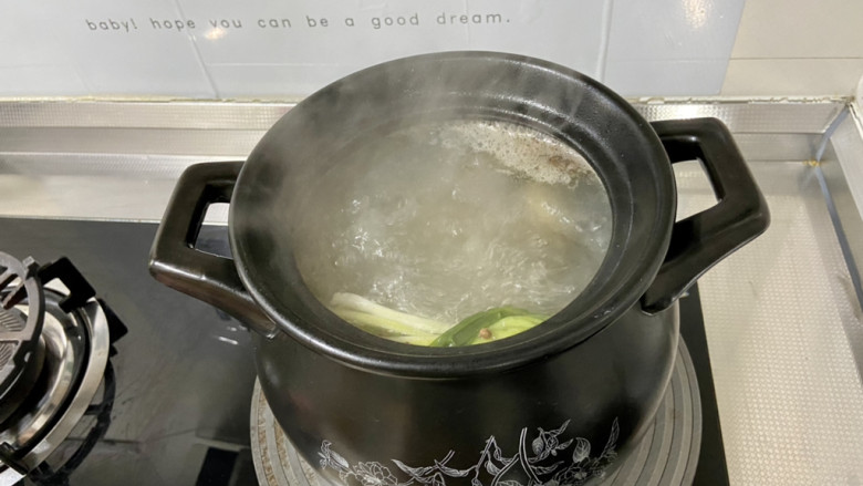 红烧羊肉煲➕胡萝卜煲羊排,大火煮开,保持中大火煮10分钟,有助于羊排的膻味散发出来