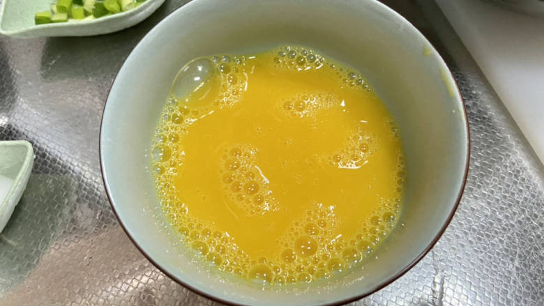 凉拌娃娃菜,鸡蛋加几滴水淀粉,搅打均匀