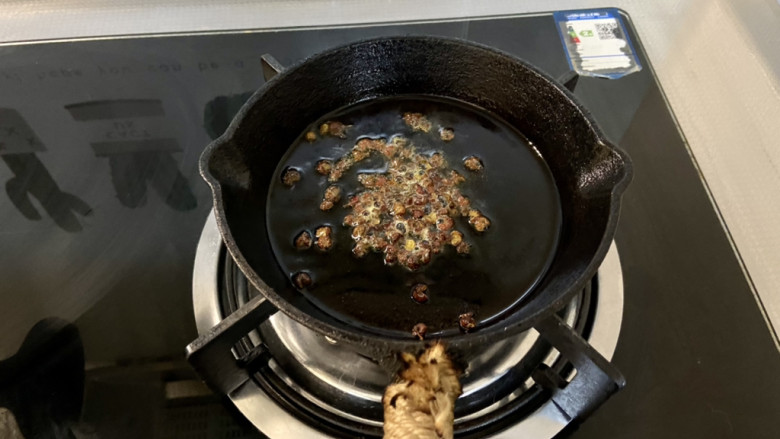 口水鸡丝,来准备调味汁:热锅凉油,下花椒,小火煸出花椒香味后,把花椒沥油捞出,注意不要炸糊了,会发苦