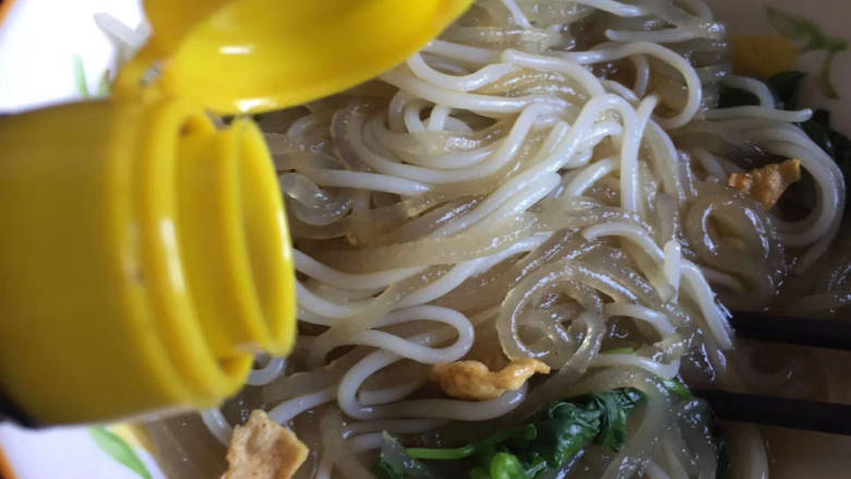 酸爽青菜粉,淋入<a style='color:red;display:inline-block;' href='/shicai/ 847'>香油</a>