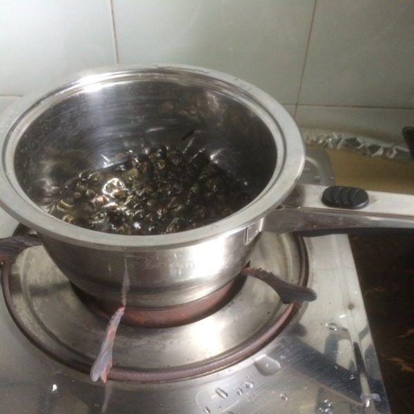 盐水煮小海螺,放适量盐，开锅5分钟，焖一小会儿