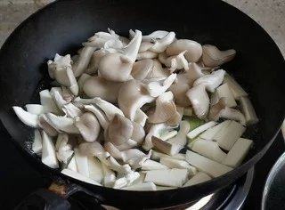 干锅牛蛙,所有蔬菜切段,入热水锅焯熟备用。