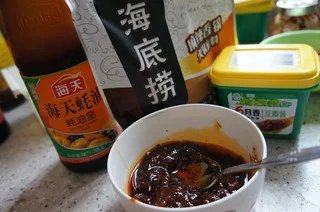 干锅牛蛙,两勺麻辣锅底,一勺<a style='color:red;display:inline-block;' href='/shicai/ 705'>豆瓣酱</a>,一勺蚝油,一勺盐,半勺糖,调匀。