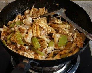 干锅牛蛙,把牛蛙和所有蔬菜依次放入锅内,炒啊炒,翻啊翻,不用加水,再调下咸淡。