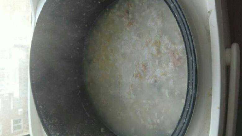 皮蛋瘦肉粥,煮还剩一些水放入瘦肉丁煮5分钟