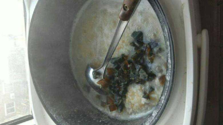 皮蛋瘦肉粥,再放入皮蛋煮5分钟