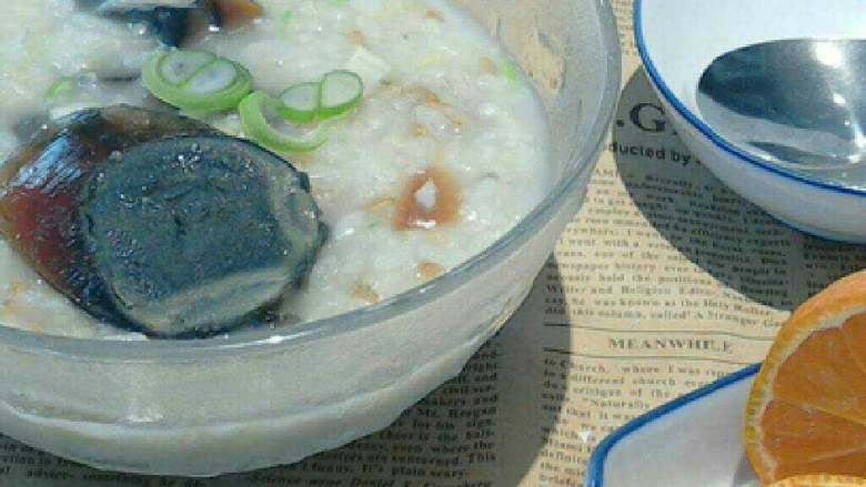 皮蛋瘦肉粥,装碗吃了。