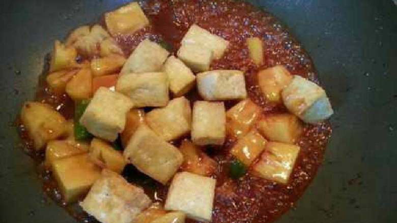 菠萝咕老豆腐,加入豆腐块后翻炒1-2分钟，出锅前加盐即可。